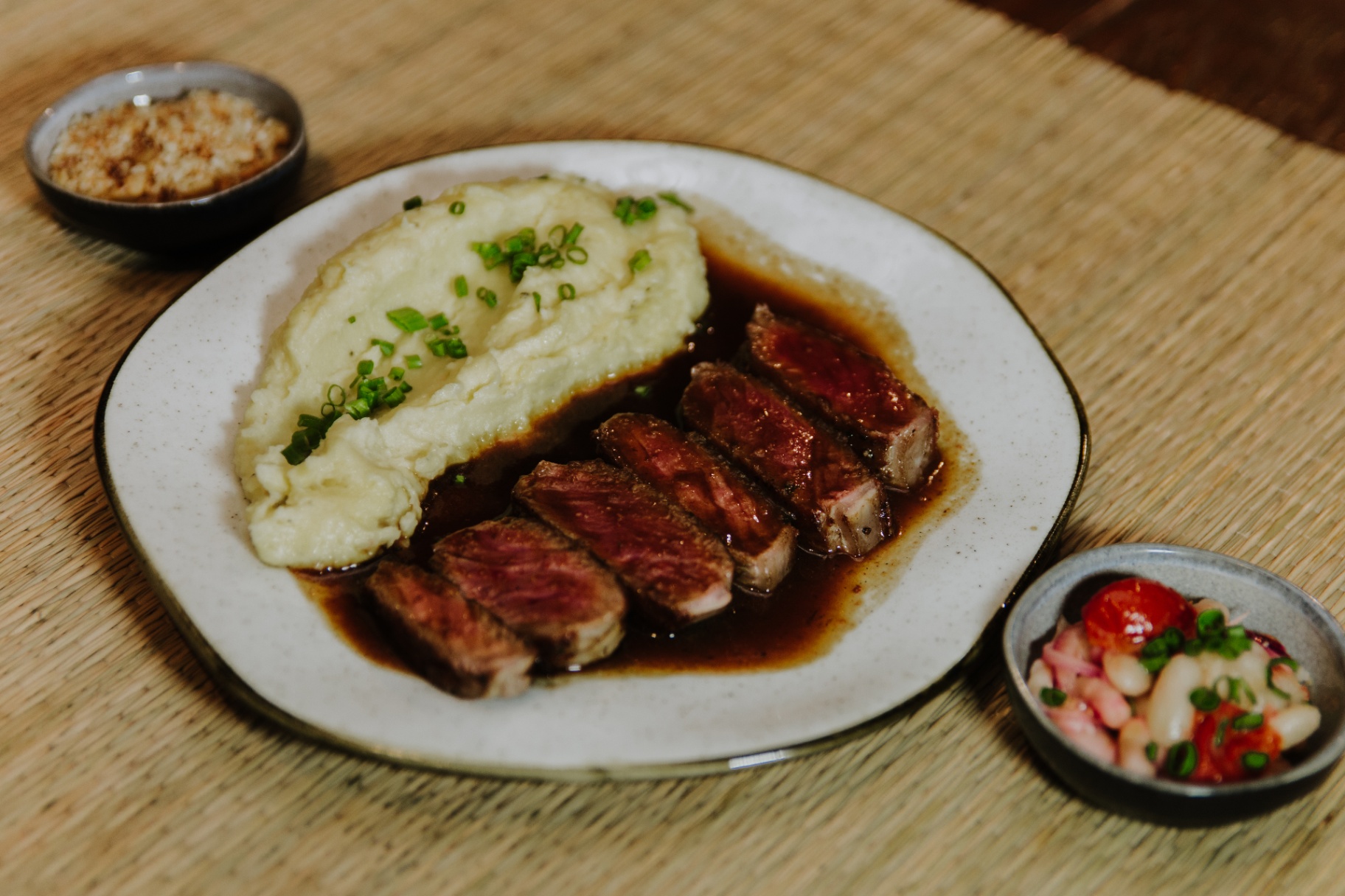 Prato de carne com purê servido no Oikos Bistro