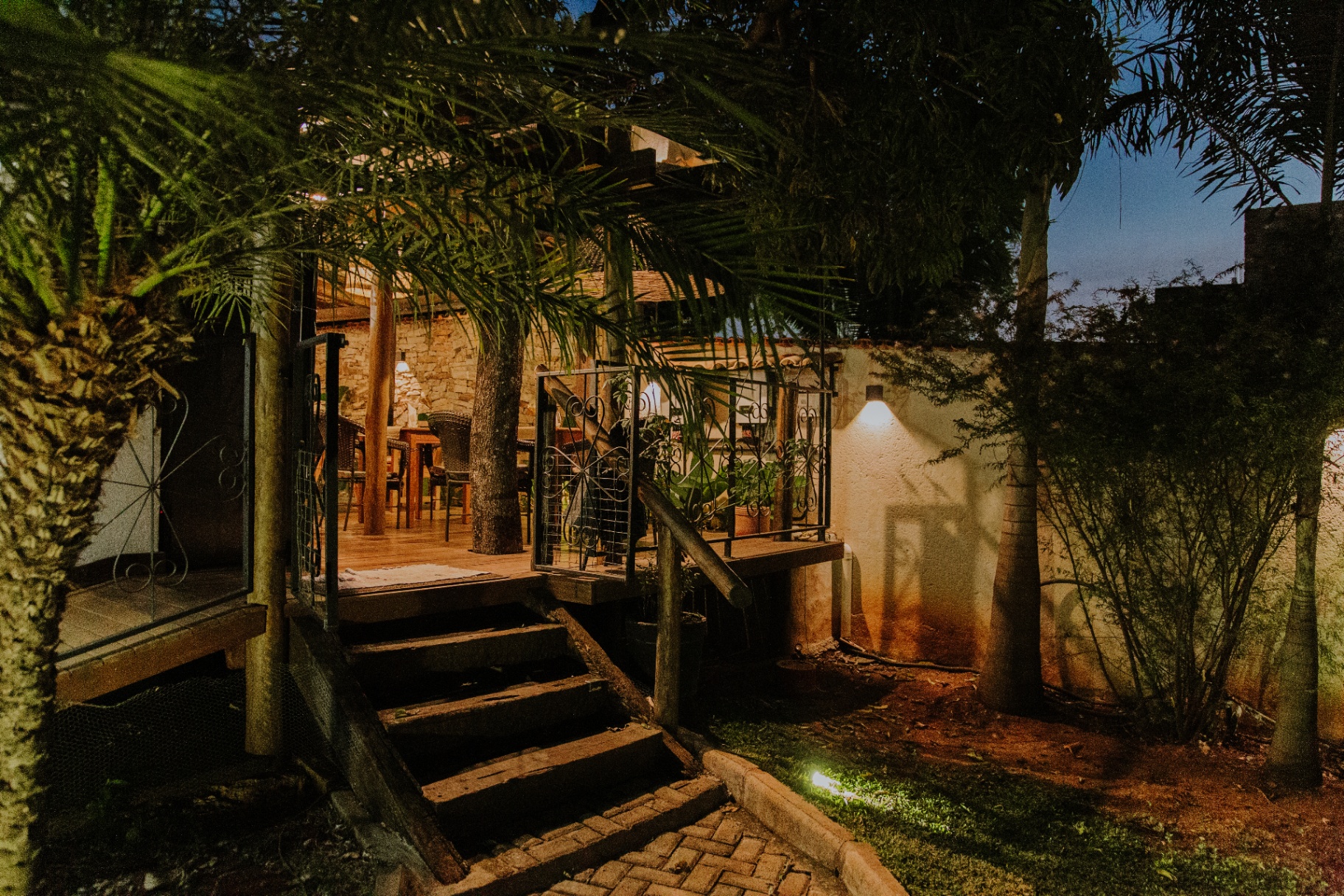 Entrada acolhedora do Oikos Bistro na Serra do Cipó ao anoitecer